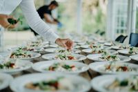 Catering-Vorbereitung f&uuml;r Hochzeit - Exquisite Speisen arrangiert von Kevin Murphy