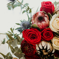 Rote und weiße Blumenstrauß - Kevin Murphy Eventmanagement Floristik/Lichtelement