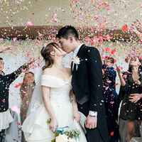 Küssendes Brautpaar mit Rosen/Konfetti - Kevin Murphy Eventmanagement Hochzeitsbräuche